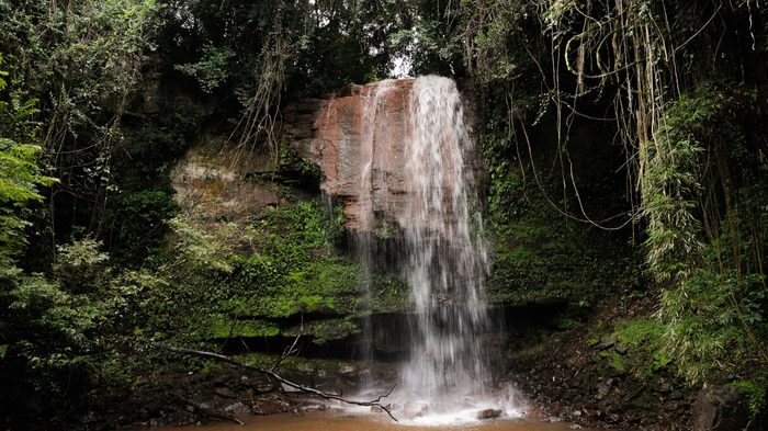 Cachoeira na reserva de mata do condomínio
